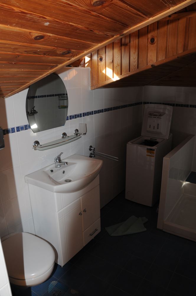 Триетажна обзаведена къща на 50 м от Райския залив, Созопол