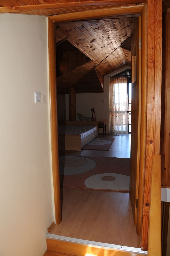 Триетажна обзаведена къща на 50 м от Райския залив, Созопол