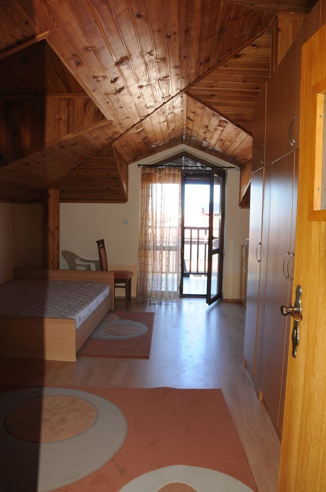 Триетажна обзаведена къща на 50 м от Райския залив, Созопол