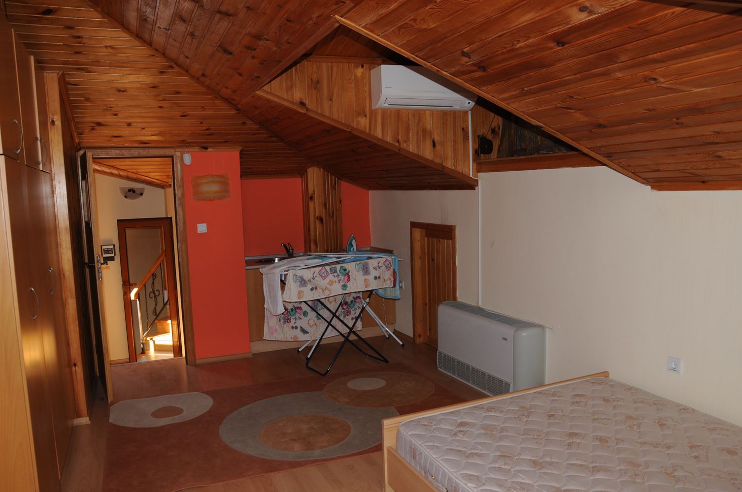 Триетажна обзаведена къща на 50 м от Райския залив, Созопол