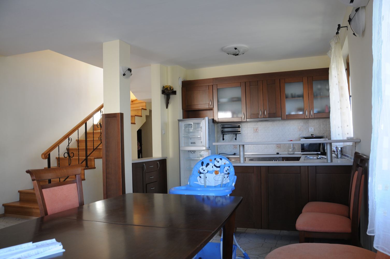 Триетажна обзаведена къща на 50 м от Райския залив, Созопол