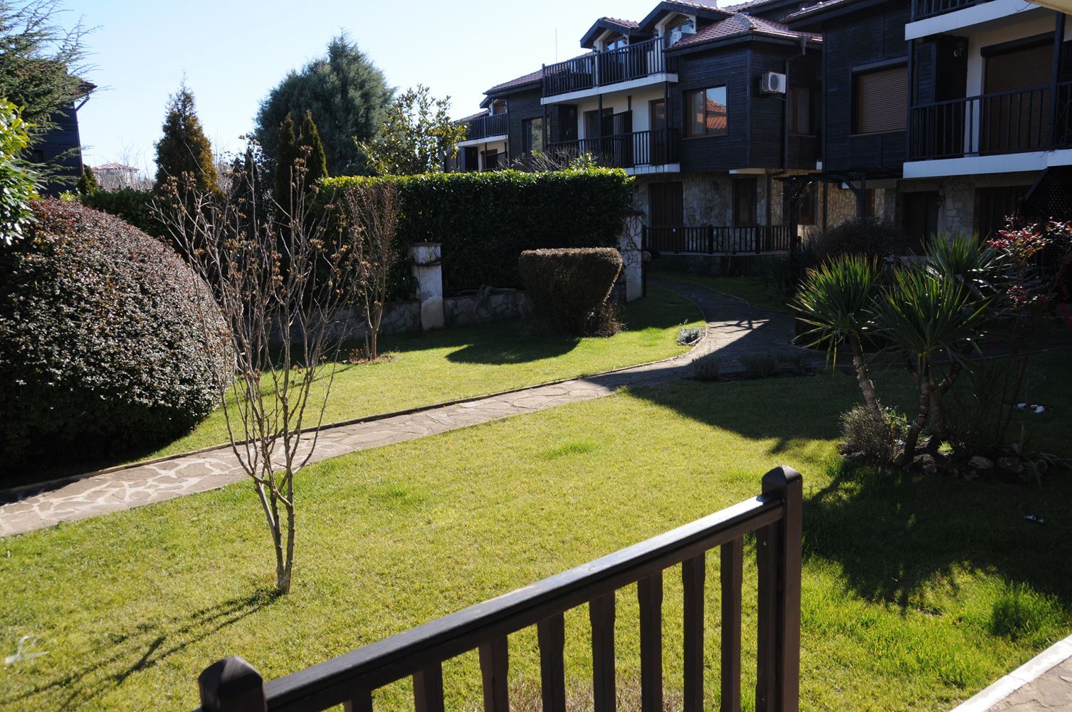 Триетажна обзаведена къща на 50 м от Райския залив, Созопол