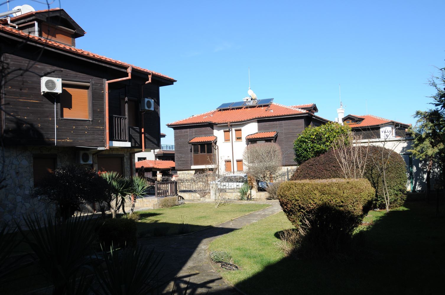 Триетажна обзаведена къща на 50 м от Райския залив, Созопол