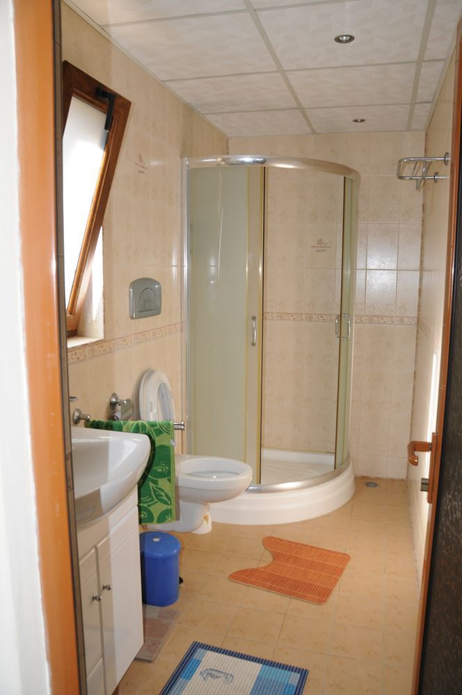 Триетажна обзаведена къща на 50 м от Райския залив, Созопол