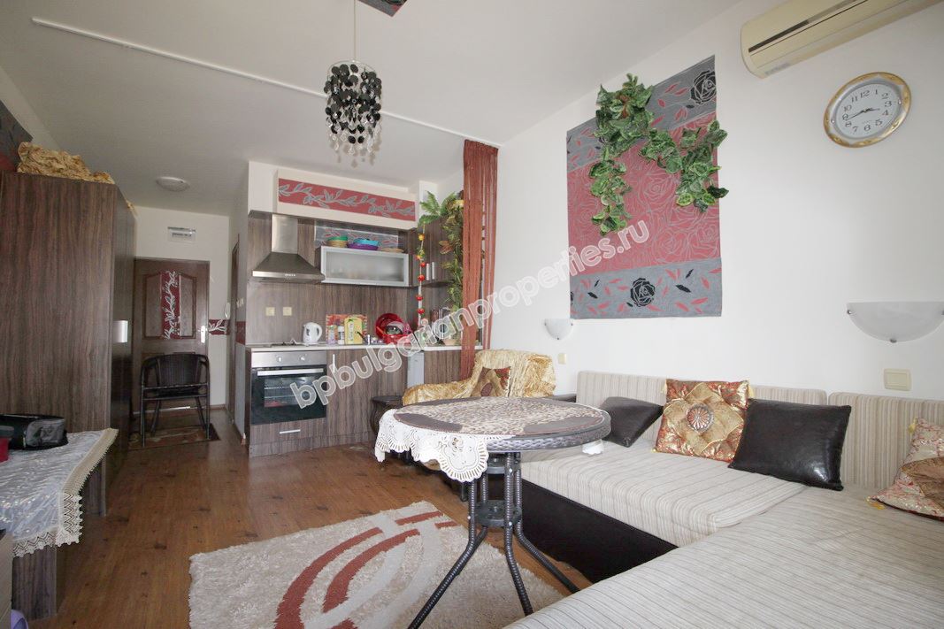 Напълно обзаведено студио в затворен комплекс близо до морето в Свети Влас