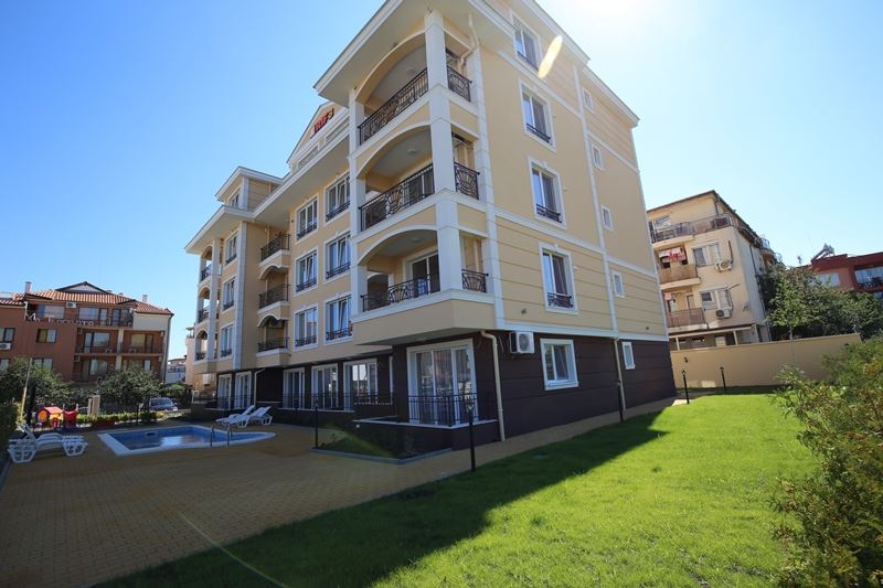 Едностаен апартамент-студио в комплекс с басейн близо до морето в Равда