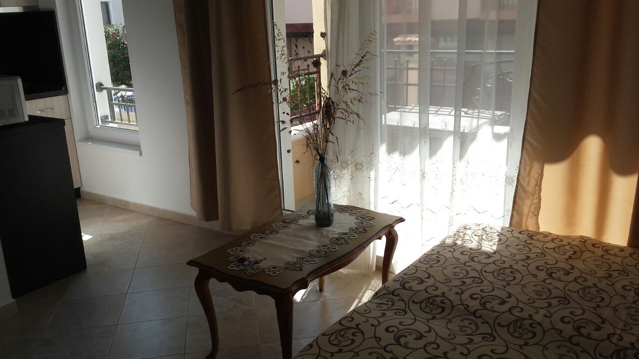 Едностаен апартамент-студио в комплекс с басейн близо до морето в Равда