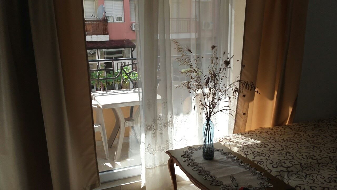 Едностаен апартамент-студио в комплекс с басейн близо до морето в Равда