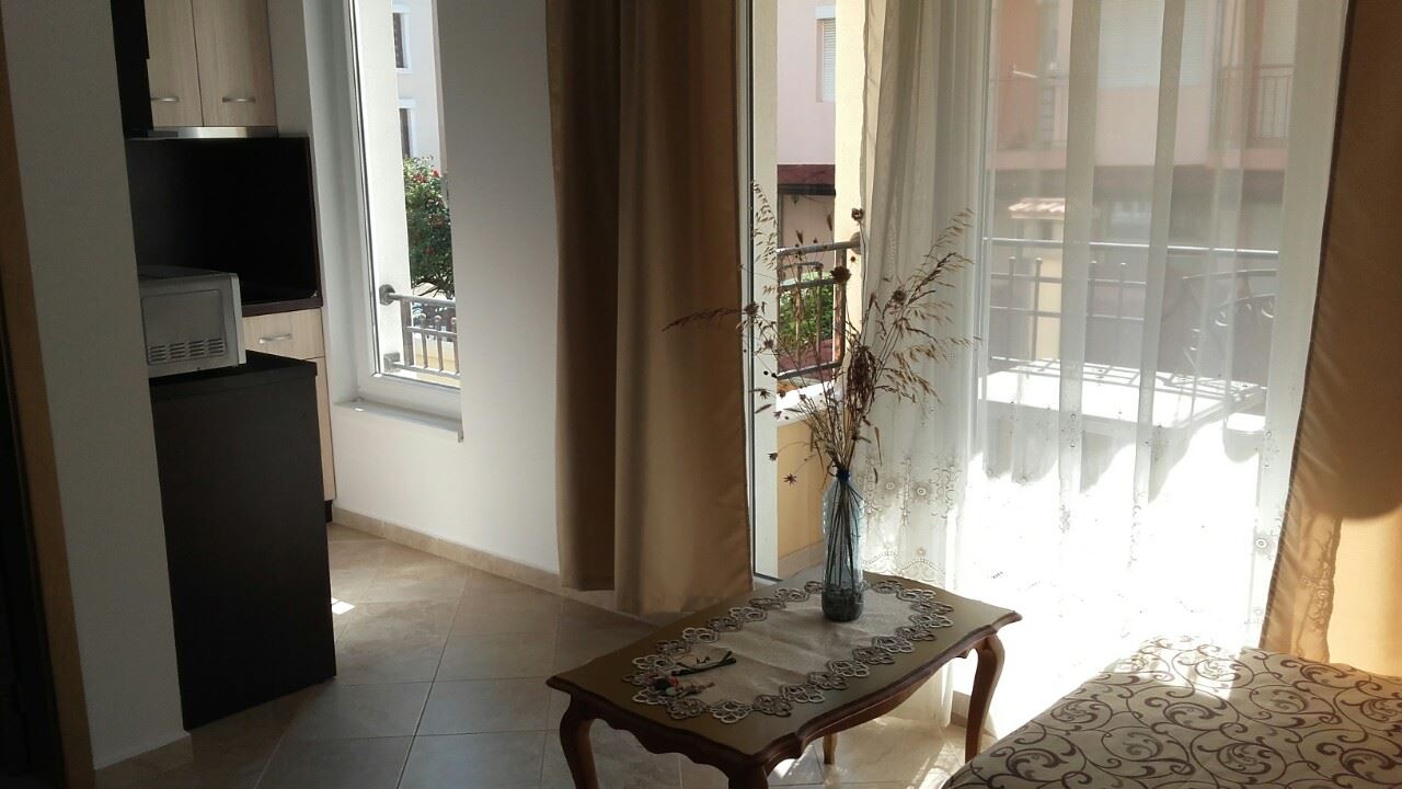 Едностаен апартамент-студио в комплекс с басейн близо до морето в Равда