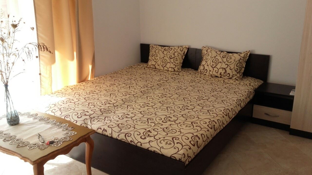 Едностаен апартамент-студио в комплекс с басейн близо до морето в Равда