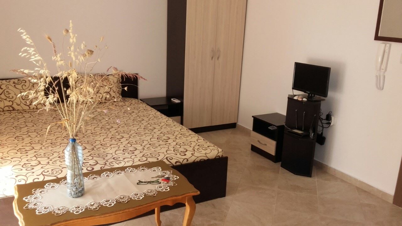 Едностаен апартамент-студио в комплекс с басейн близо до морето в Равда