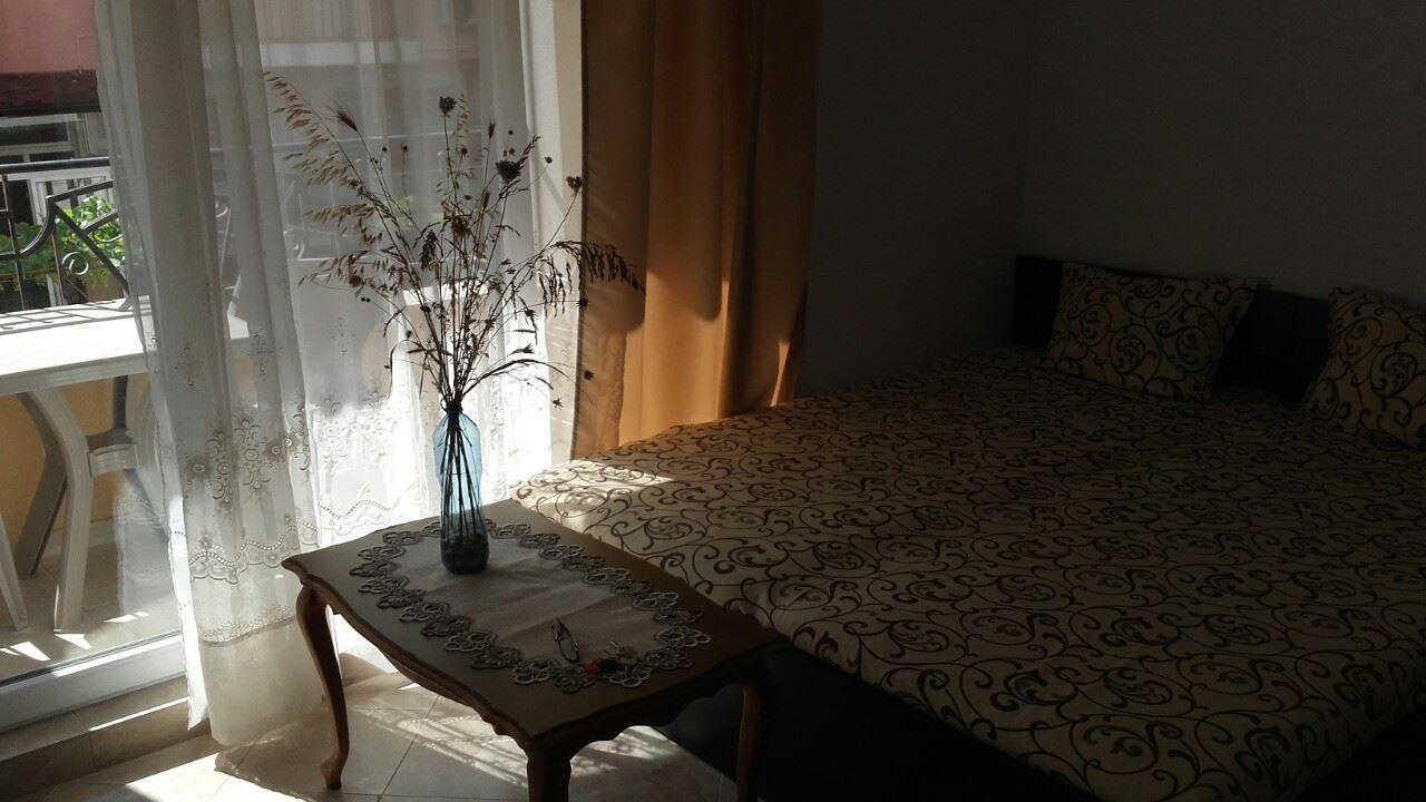 Едностаен апартамент-студио в комплекс с басейн близо до морето в Равда