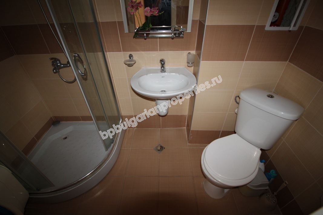 Чудесно обзаведен двустаен апартамент в затворен комплекс, Равда