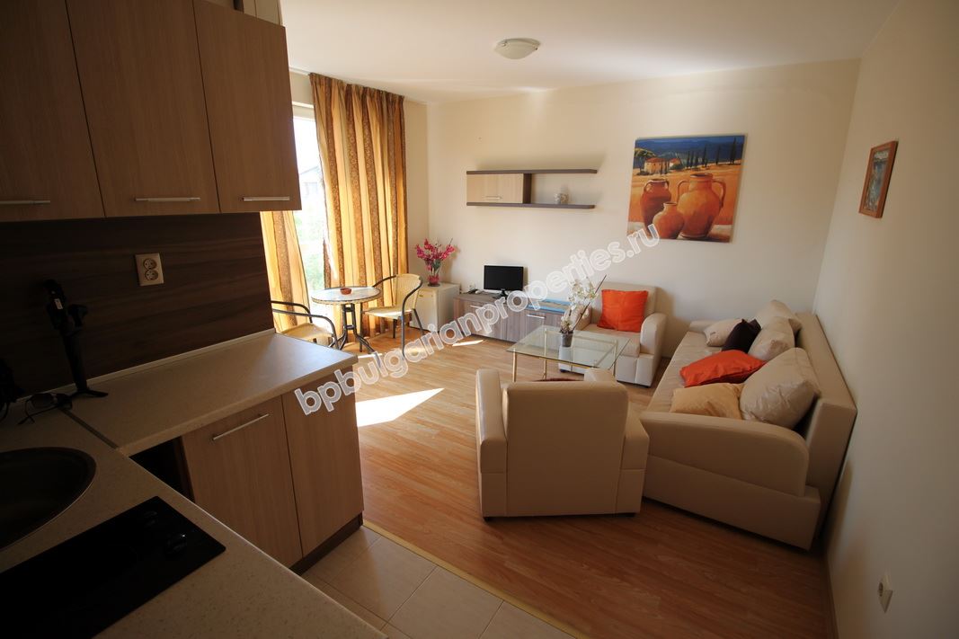 Чудесно обзаведен двустаен апартамент в затворен комплекс, Равда