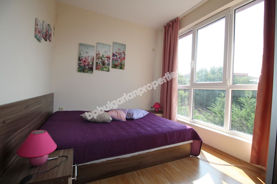 Чудесно обзаведен двустаен апартамент в затворен комплекс, Равда