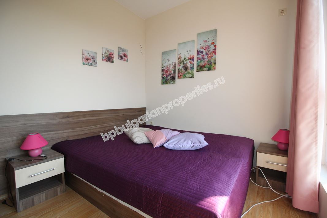 Чудесно обзаведен двустаен апартамент в затворен комплекс, Равда