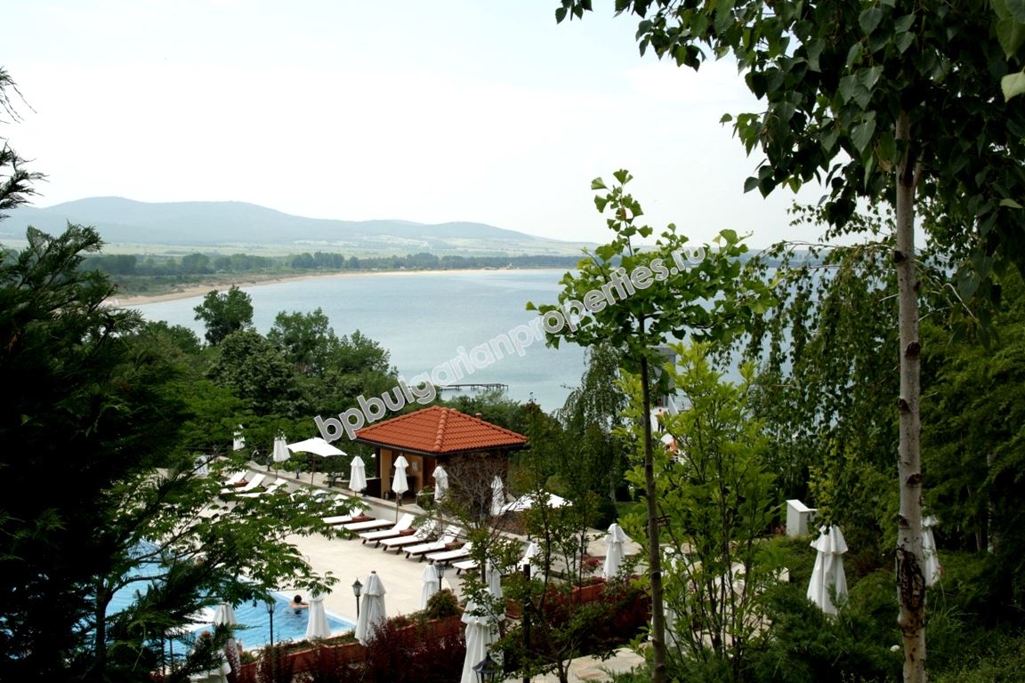 Тристаен апартамент с гледка море на първа линия в Созопол