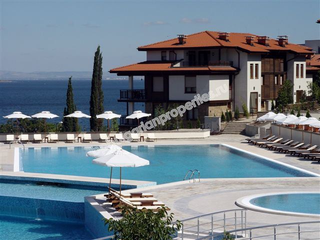 Тристаен апартамент с гледка море на първа линия в Созопол