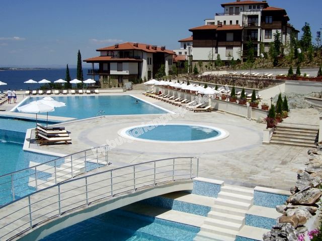 Тристаен апартамент с гледка море на първа линия в Созопол