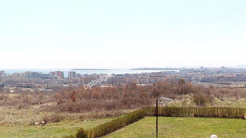 Обзаведен двуетажен таунхаус близо до морето