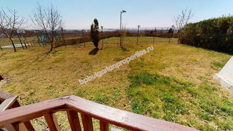 Обзаведен двуетажен таунхаус близо до морето