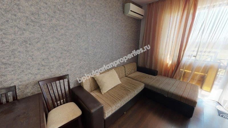 Обзаведен двуетажен таунхаус близо до морето