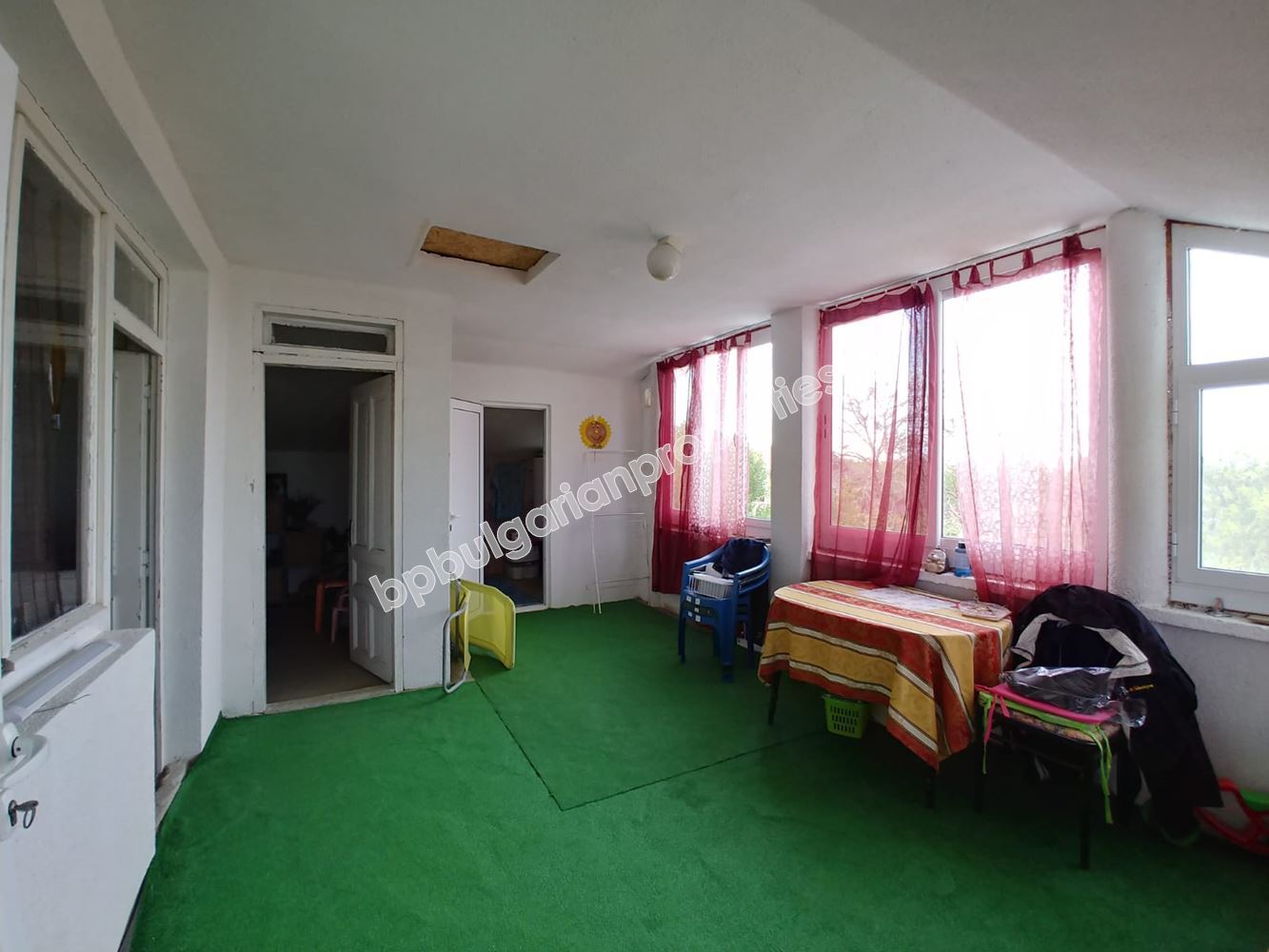 Двуетажна къща с двор на 20 км от Бургас