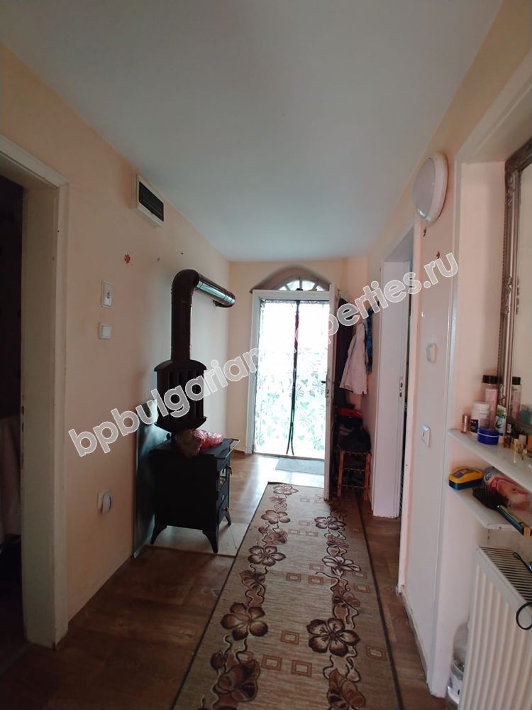 Двуетажна къща с двор на 20 км от Бургас