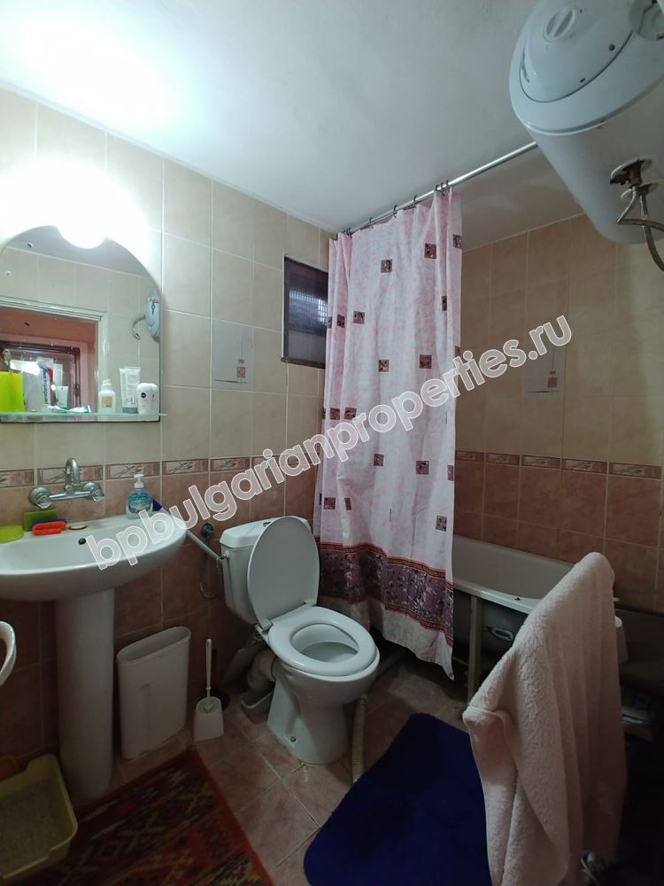 Двуетажна къща с двор на 20 км от Бургас