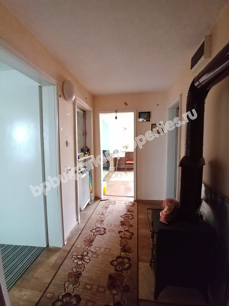 Двуетажна къща с двор на 20 км от Бургас