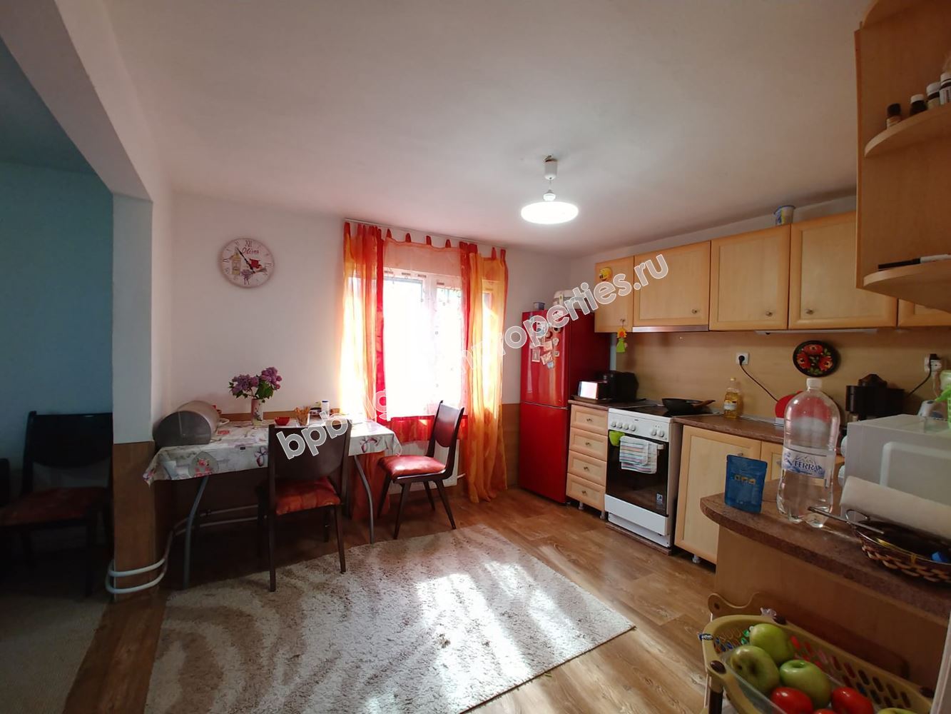 Двуетажна къща с двор на 20 км от Бургас