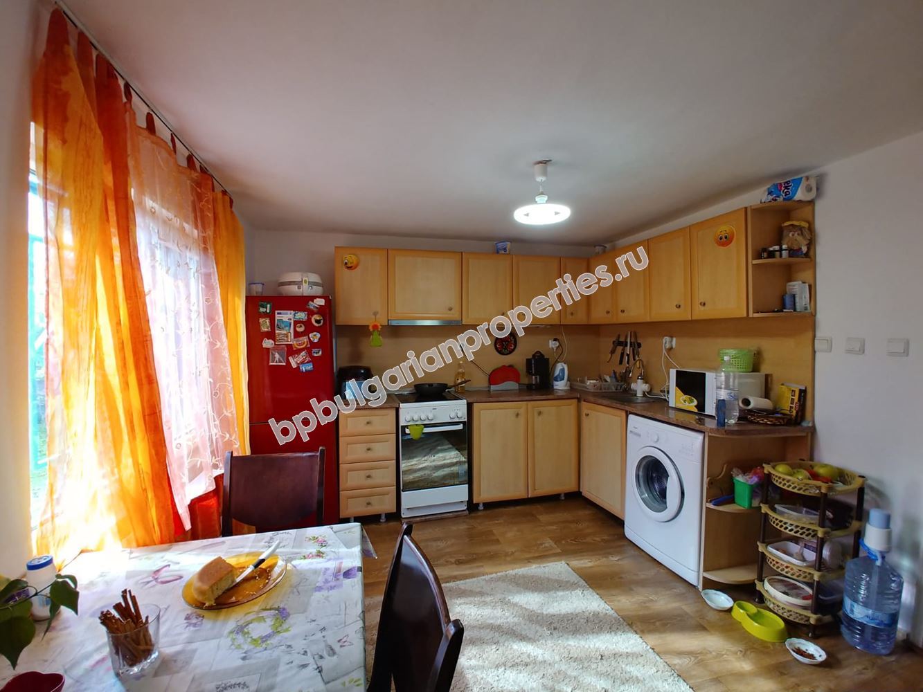 Двуетажна къща с двор на 20 км от Бургас