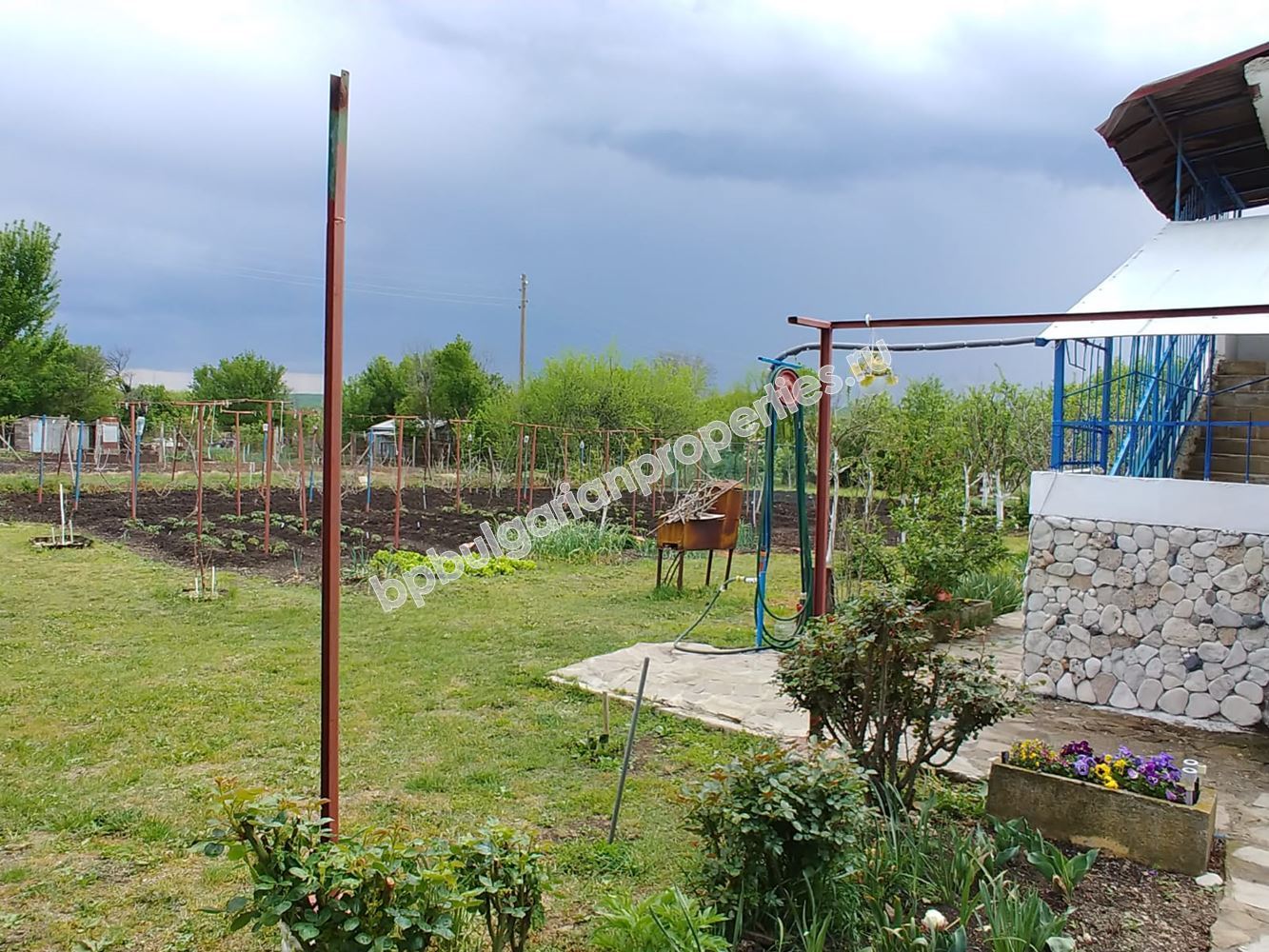 Двуетажна къща с двор на 20 км от Бургас