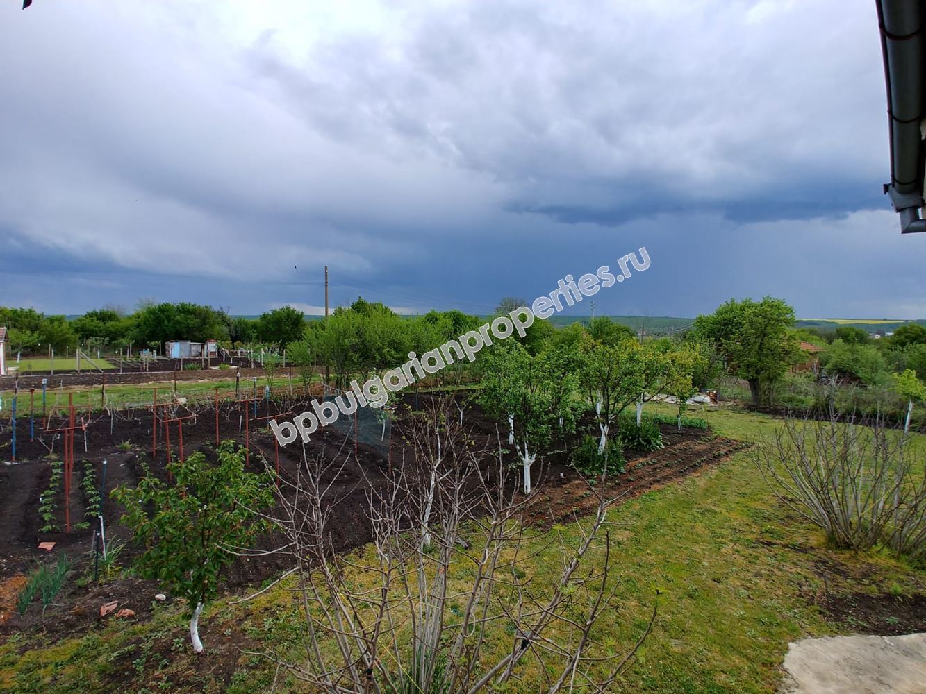 Двуетажна къща с двор на 20 км от Бургас