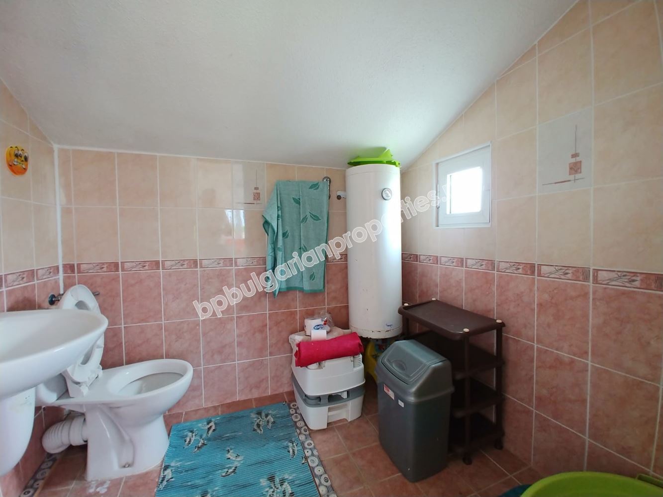 Двуетажна къща с двор на 20 км от Бургас