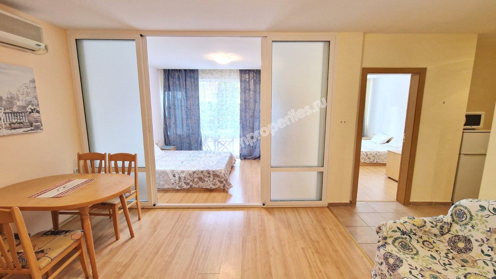 Обзаведен тристаен апартамент в затворен комплекс близо до морето и планина