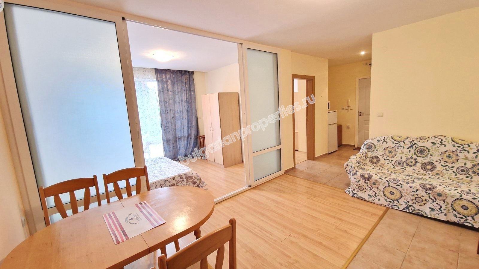 Обзаведен тристаен апартамент в затворен комплекс близо до морето и планина