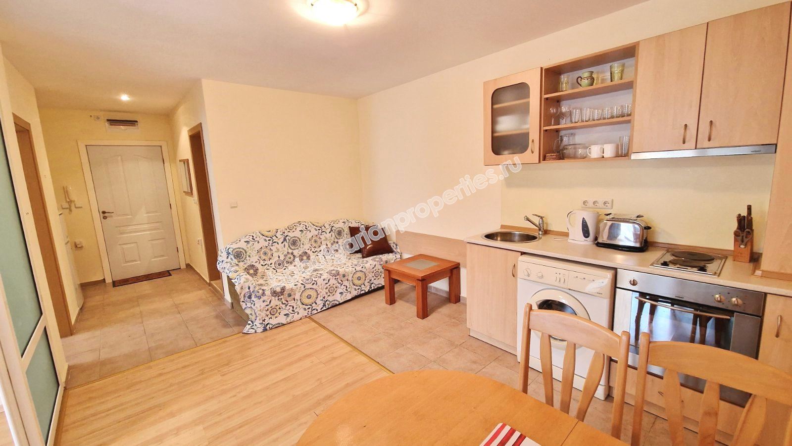 Обзаведен тристаен апартамент в затворен комплекс близо до морето и планина