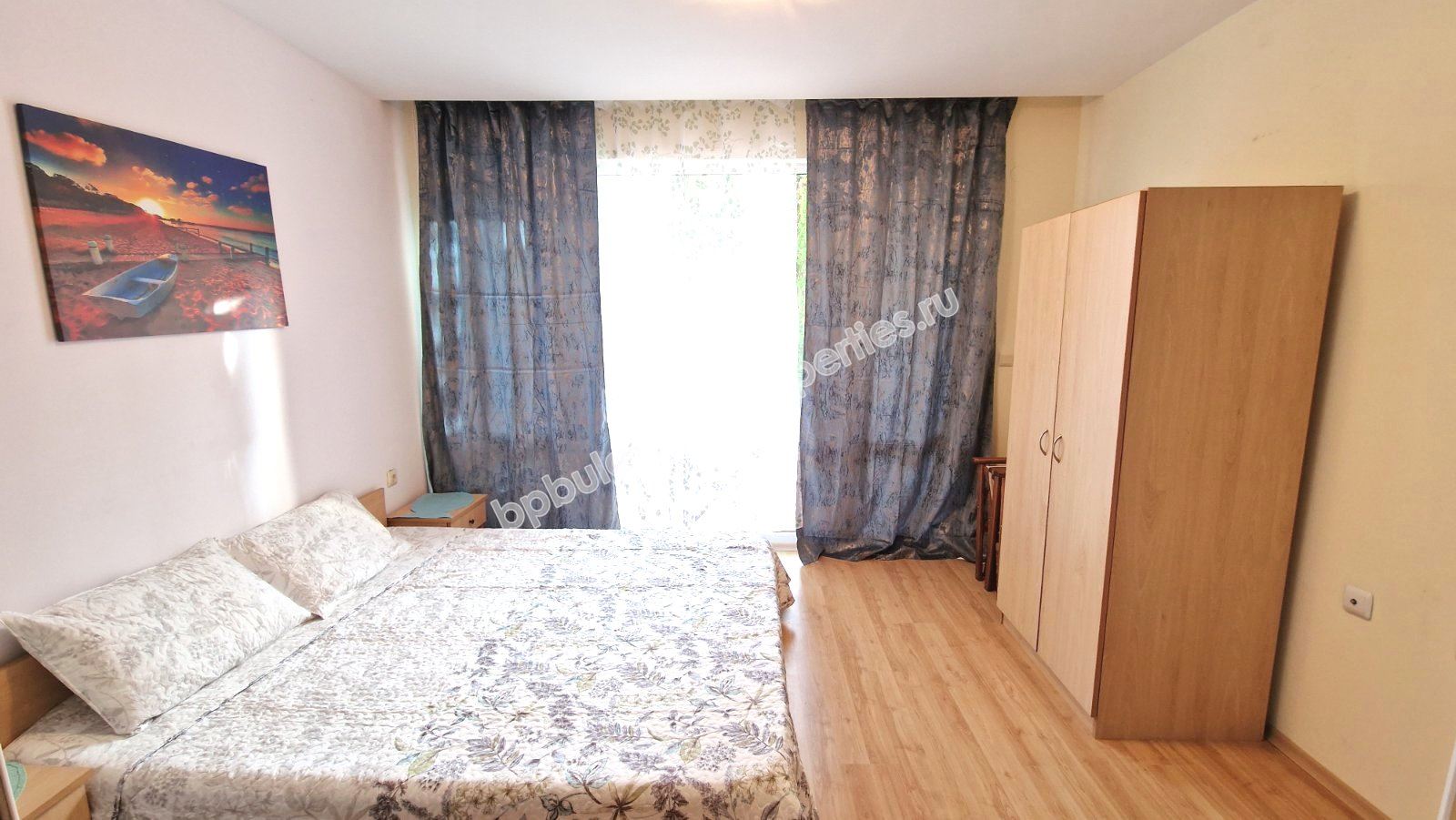 Обзаведен тристаен апартамент в затворен комплекс близо до морето и планина