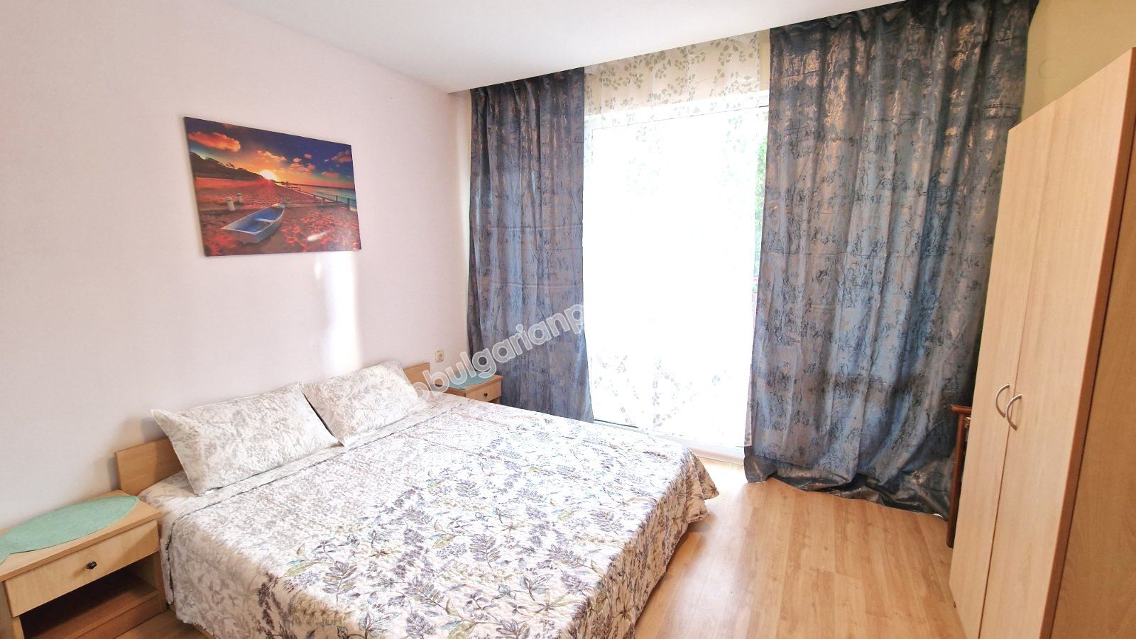 Обзаведен тристаен апартамент в затворен комплекс близо до морето и планина