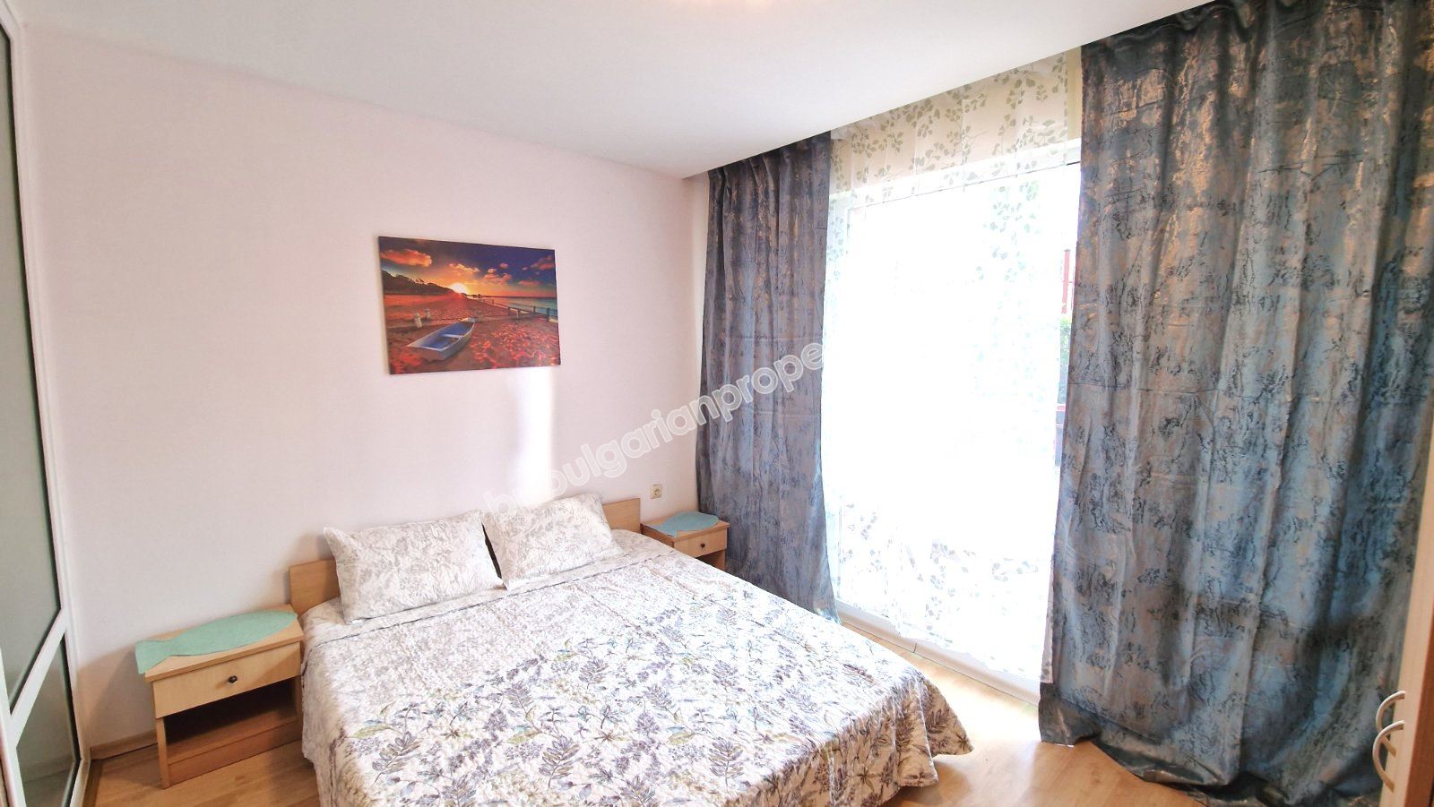 Обзаведен тристаен апартамент в затворен комплекс близо до морето и планина