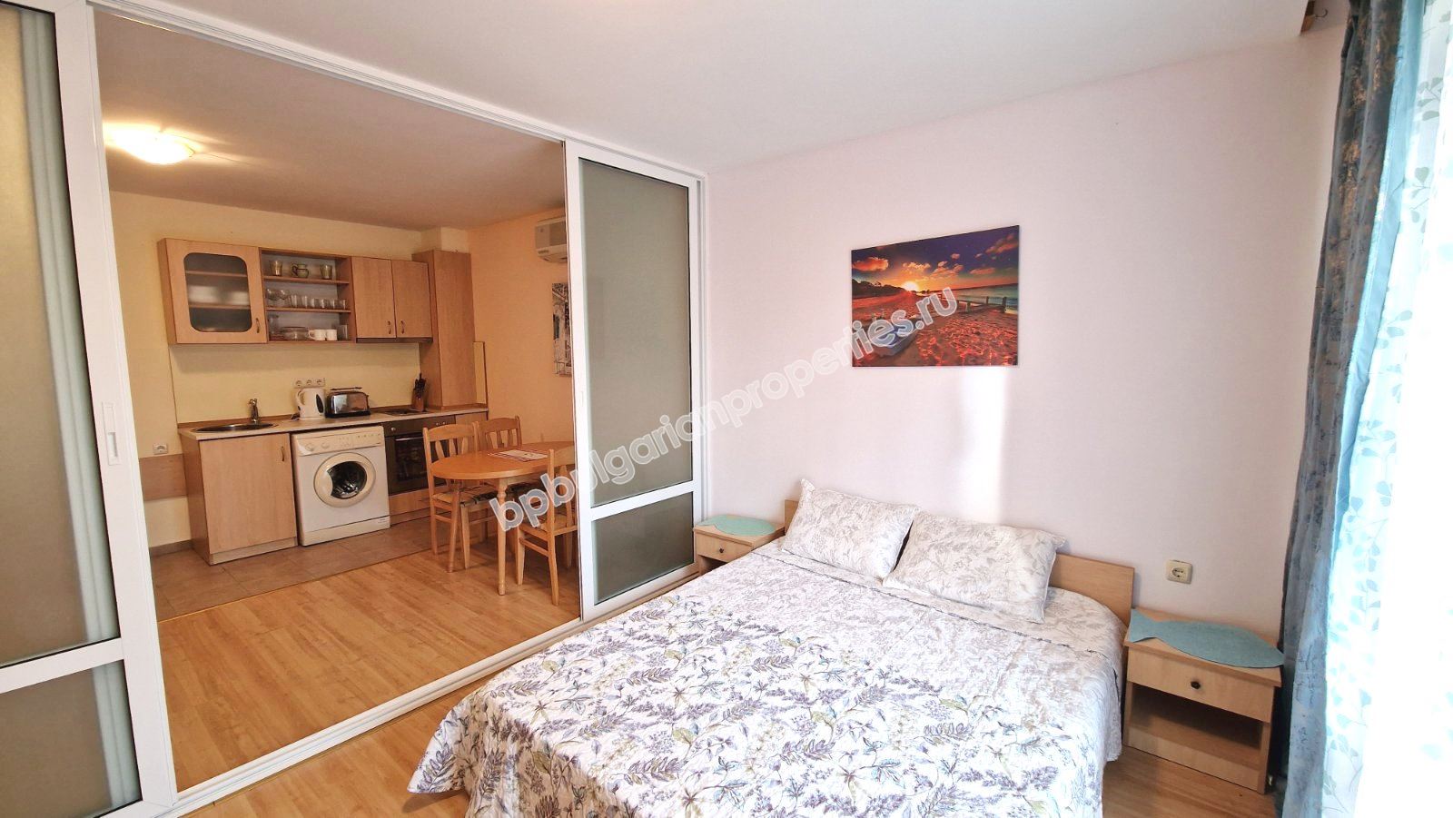 Обзаведен тристаен апартамент в затворен комплекс близо до морето и планина