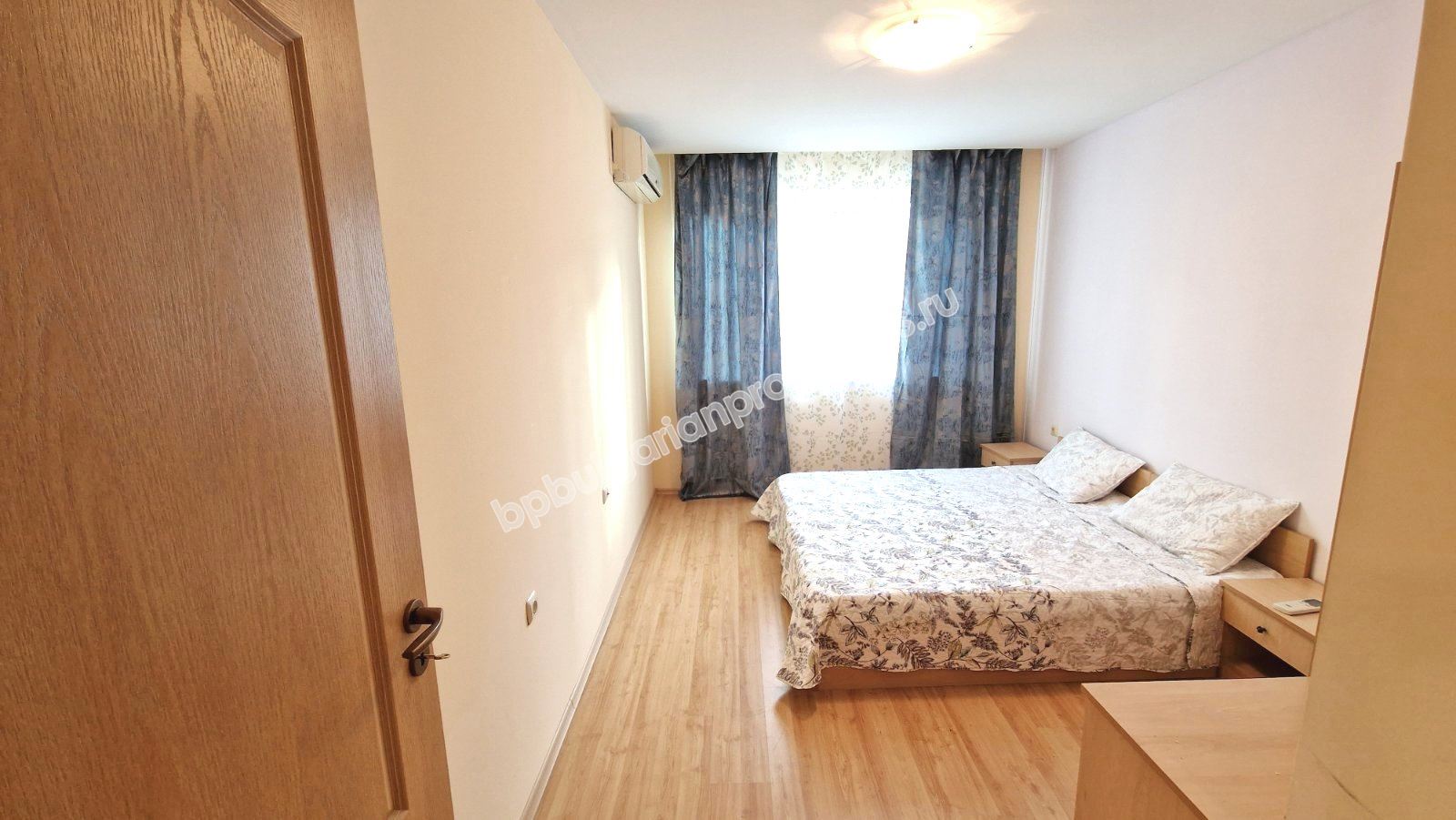 Обзаведен тристаен апартамент в затворен комплекс близо до морето и планина