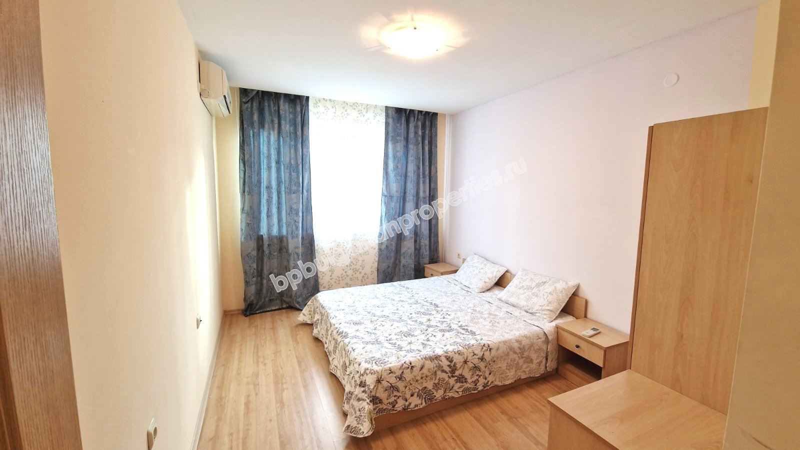 Обзаведен тристаен апартамент в затворен комплекс близо до морето и планина