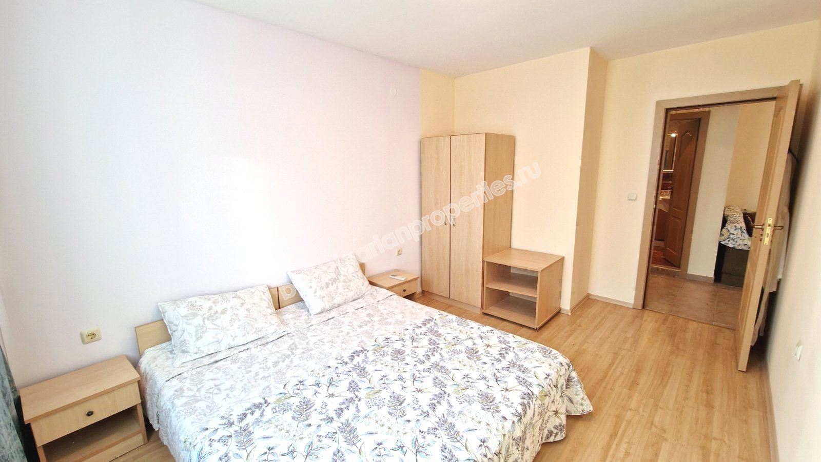 Обзаведен тристаен апартамент в затворен комплекс близо до морето и планина