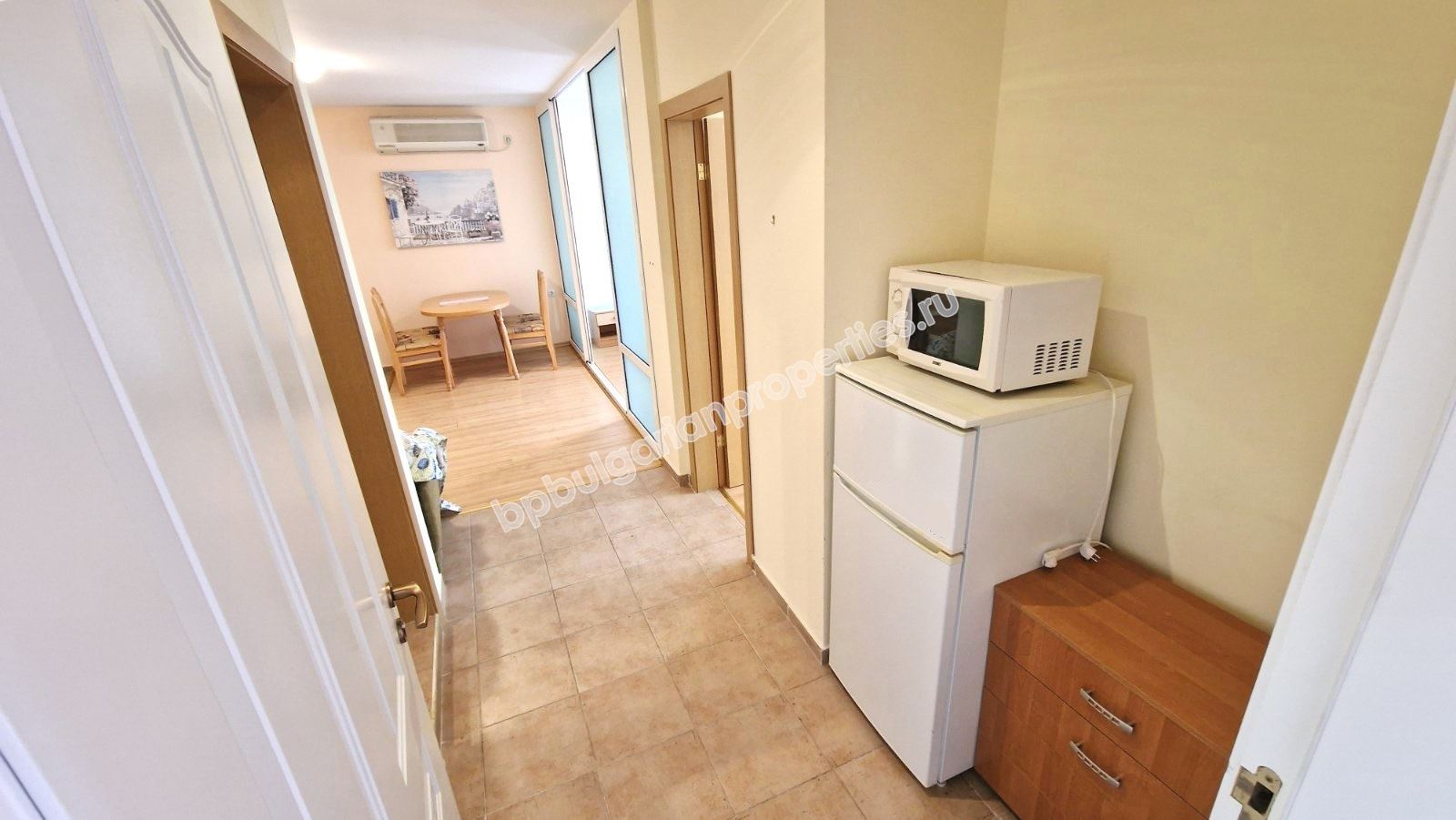 Обзаведен тристаен апартамент в затворен комплекс близо до морето и планина