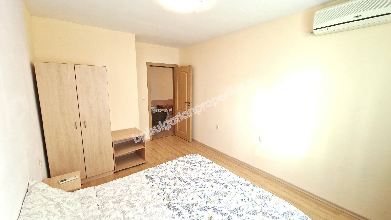 Обзаведен тристаен апартамент в затворен комплекс близо до морето и планина