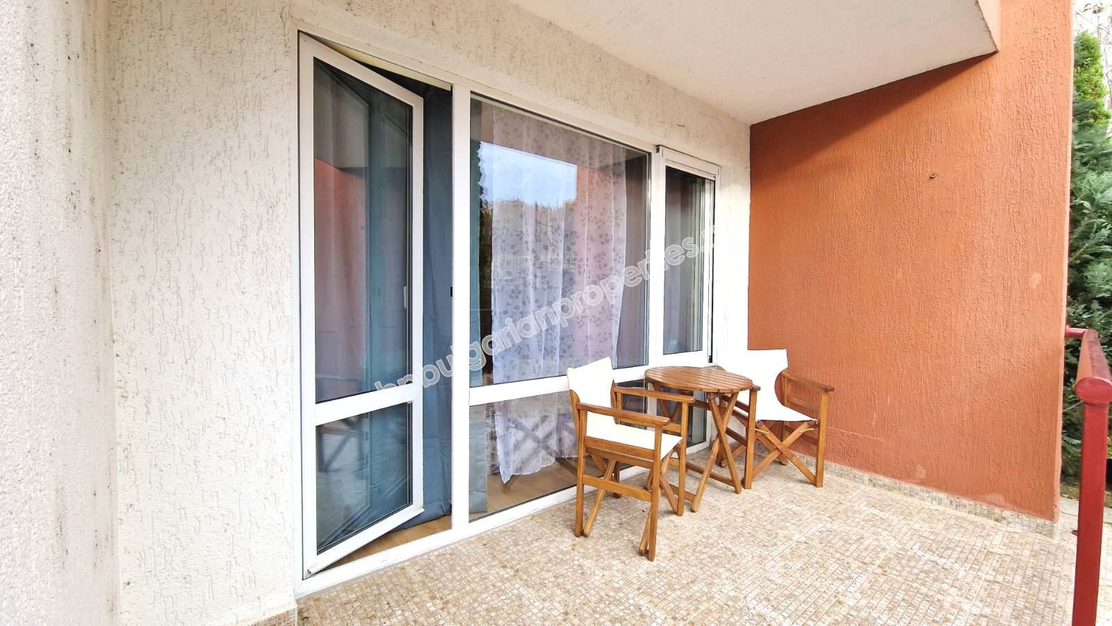 Обзаведен тристаен апартамент в затворен комплекс близо до морето и планина