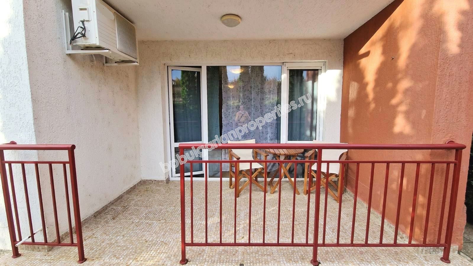 Обзаведен тристаен апартамент в затворен комплекс близо до морето и планина