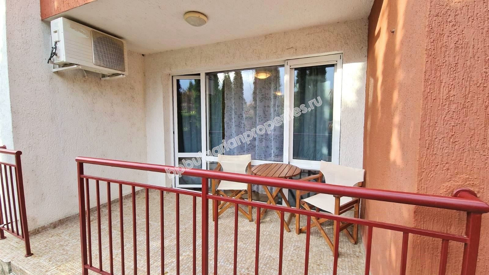 Обзаведен тристаен апартамент в затворен комплекс близо до морето и планина